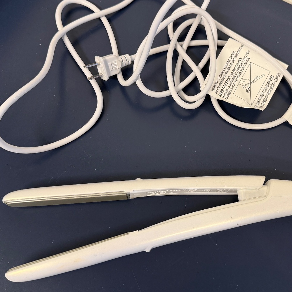 Drybar Reserve Vibrating Flat Iron - In Great Condition